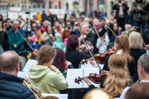 un orchestra che suona, imamgine di copertina di un articolo di Carola Carazzone per Secondo Welfare sul ruolo delle fondazioni di comunità in Italia