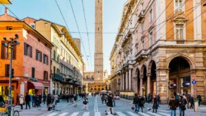 immagine del centro di bologna con le due torri degli asinelli