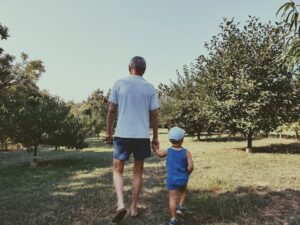 nonno che cammina nel parco con nipote