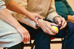 Infermiera assiste anziani non autosufficienti