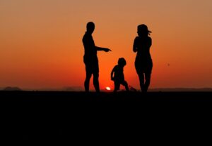 famiglia con bambino al tramonto