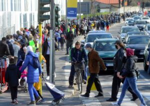 persone in fila per al distribuzione di beni alimentari