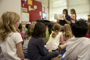 Povertà educativa, una classe di bambini segue la lezione