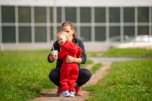 mamma che abbraccia sua figlia all'aperto