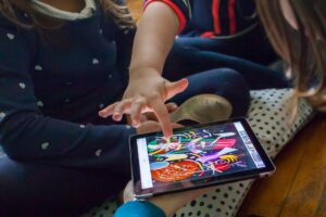 Alchemilla, progetto Artoo, due bambini interagiscono con un tablet