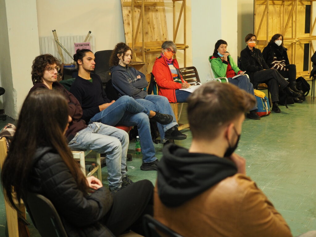 Patti educativi di comunità - Workshop organizzato da ActionAid e Uds, la parte sinistra dell'assemblea ascolto gli interventi rivolta verso la destra dell'immagine