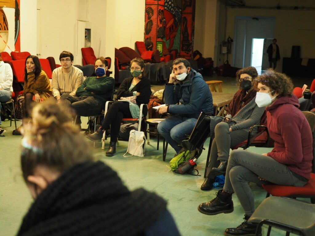 Patti educativi di comunità - Workshop organizzato da ActionAid e Uds, la parte destra dell'assemblea ascolta gli interventi rivolta verso la sinistra dell'immagine