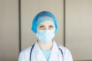 "Un anno sospeso", il Rapporto Giorgio Rota 2021 - Una dottoressa con mascherina anti covid guarda in camera