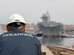 immagine di un operaio affacciato ad un cantiere navale di Fincantieri