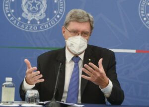 Il ministro giovannini mentre parla in conferenza stampa