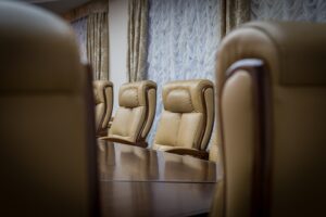 foto di alcune sedie in pelle all'interno di una sala riunioni