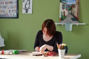 ragazza intenta a scrivere