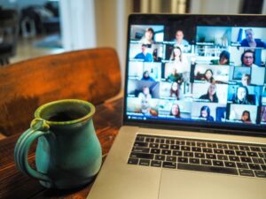 Scuola futura - Una tazza di caffè vicino un portatile mentre si è collegati in videochiamata
