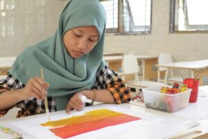 ragazza con Hijab che disegna e colora