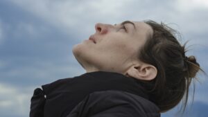 donna che osserva il cielo