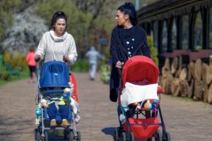 due madri con il passeggino con i loro bambini