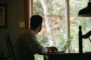 persona che lavora a casa al computer