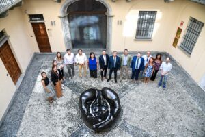 persone in cortile