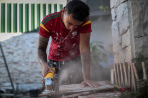 Un lavoratore straniero lavora del legno. È l'immagine di copertina dell'articolo di Secondo Welfare in cui Laura Zanfrini di ISMU ragiona sulle condizioni dei lavoratori stranieri in Italia. E su come migliorarle, anche grazie al secondo welfare.