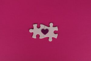 Un piccole cuore su due pezzi di puzzle, che simboleggia come le partnership con il Terzo Settore possono essere determinanti per le imprese che vogliono investire in responsabilità sociale d'impresa