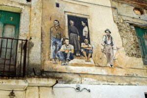 Murales che rappresenta uomini e donne calabresi. Foto di copertina di un articolo di Secondo Welfare sulla sanità territoriale nelle aree interne della Calabria