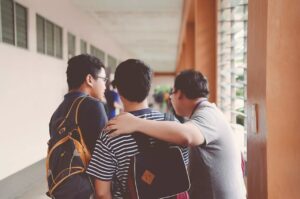 Tra ragazzi di saplle si abbracciano, è l'immagine scelta per i B.Inclusion Days organizzati dall'Università Milano Bicocca per favorire l'inclusione in università