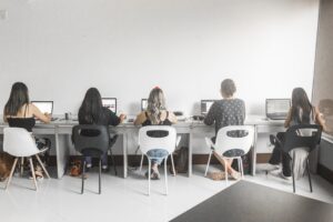 Donne lavorano davanti al computer. Immagine di copertina dell'articolo in cui viene presentato WIN - What i Need, l'applicativo di Secondo Welfare e Walà per approfondire i bisogni di welfare aziendale di lavoratori e lavoratrici