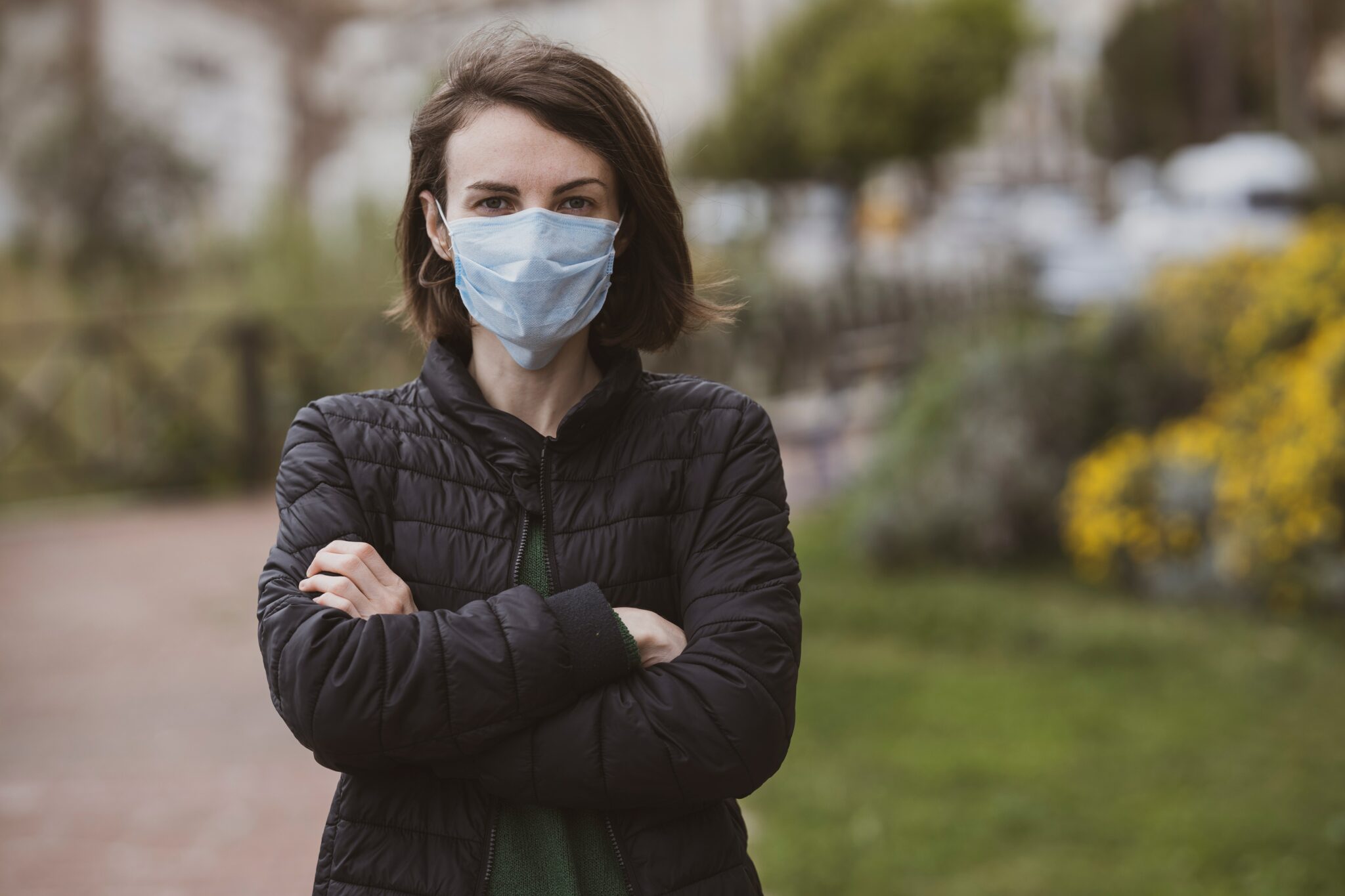 Una donna con la mascherina in un parco guarda in camera. È l'immagine di copertina di un articolo in cui Franca Maino e Valeria De Tommaso sintetizzano i contenuti del loro capitolo per il libro "Le migrazioni femminili in Italia. Percorsi di affermazione oltre le vulnerabilità"