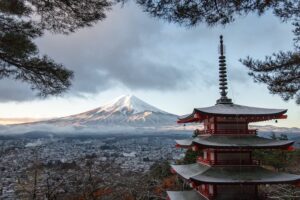 Pagoda a Fujinomiya a Shizuoka, Giappone. Immagine di copertina di un articolo di Secondo Welfare in cui si approfondisce la Long Term Care in Giappone con un'intervista alla professoressa Rie Miyazaki.