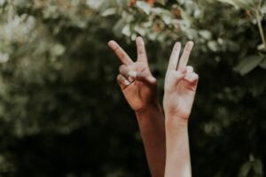 Due mani, una nera e una bianca, su sfondo verde. È l'immagine di copertina dell'articolo di Secondo Welfare su "Sulla Razza", il podcast che traduce espressioni nate nel contesto anglosassone come "colorismo", "razzismo sistemico", o "diversità e inclusione".