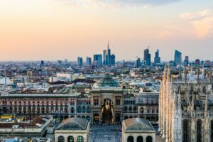 Milano vista da Palazzo Martini. Immagine di copertina di un articolo di Secondo Welfare in cui si parla di un accordo tra Comune di Milano e Fondazione Cariplo per la rigenerazione urbana della città grazie alle risorse del PNRR