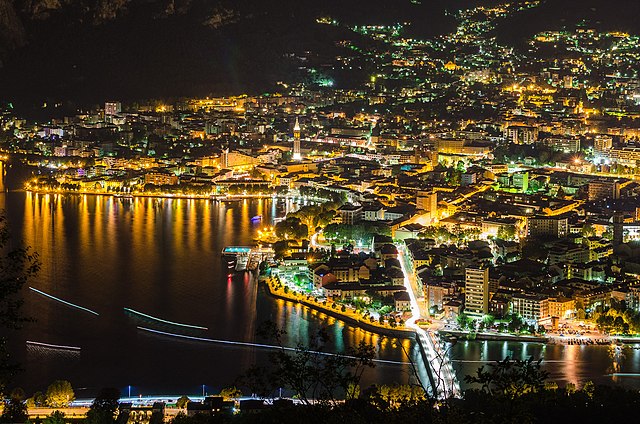 Vista notturna di Lecco - Foto: Wikipedia