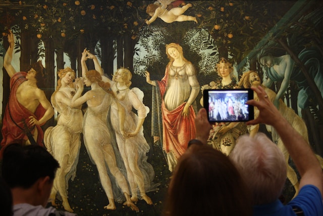 All'interno degli Uffizi di Firenze - Foto di Dim 7 su Unsplash