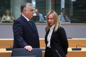 Giorgia Meloni e Viktor Orbán insieme a un vertice europeo. Immagine di copertina di un articolo di Secondo Welfare sul Budapest Demographic Summit in programma in Ungheria, in cui Meloni spiegherà quali politiche intende sviluppare l'Italia per affrontare la denatalità