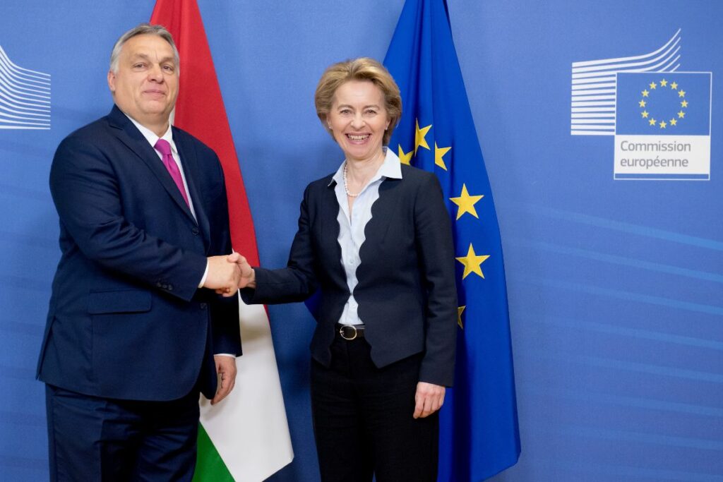 Viktor Orbán con la presidente della Commissione UE Von der Leyen - Foto: European Union
