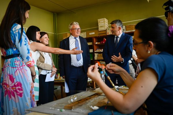 Il commissario UE Nicolas Schmit in visita al centro di sviluppo dell'imprenditoria sociale di Plovdiv, in Bulgaria. Foto: Unione Europea