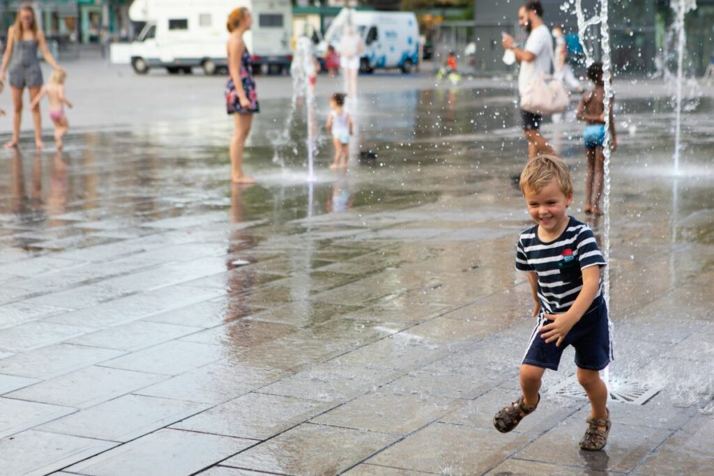 Un bambino gioca con l'acqua durante un'ondata di calore - Foto: Unione Europea