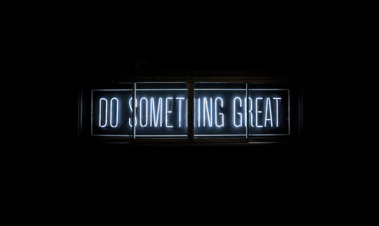 Scritta al neon "Do someting great", immagine di copertina dell'articolo di Francesco Abbà e Flaviano Zandonai "Economia sociale: come ripensare il rapporto tra capitale e lavoro", pubblicato su Secondo Welfare