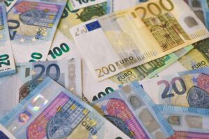 Banconote di euro. Immagini di copertina di un articolo di Secondo Welfare sul salario minimo in Svezia e Danimarca in confronto con l'Italia