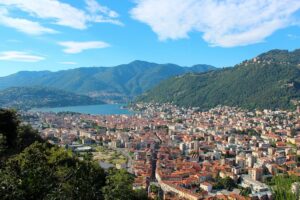 Como dall'alto. Immagine di copertina di un articolo di Secondo Welfare sul regolamento di amministrazione condivisa approvato dal Comune di Como grazie al confronto col Terzo Settore del territorio DCube, Pixabay