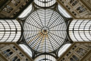 Galleria Umberto a Napoli. Immagine di copertina dell'articolo "Il welfare aziendale e la cooperazione sociale: il caso napoletano del Gruppo cooperativo Proodos" pubblicato su Secondo Welfare