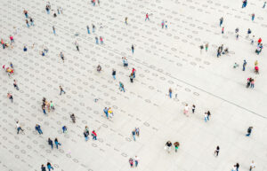 Crowd walking over binary code - Foto: Lighthouse Reports