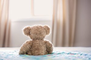 Un peluche solo. Immagine di copertina di un articolo di Secondo Welfare sulle misure per la ntalità in italia inserite nella legge di bilancio 2024 dal Governo Meloni