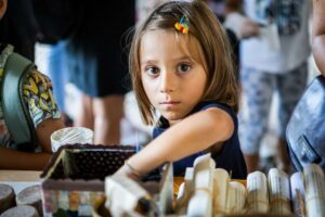 Una bambina che ha partecipato al progetto Cuore Visconteo nel Sud Milano