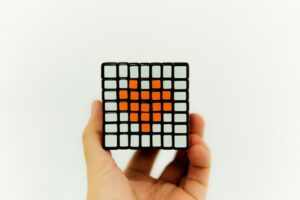 Un cuore creato con un cubo di rubick. Immagine di copertina di un articolo di Secondo Welfare su Marketpass di tre cuori, la piattaforma che si basa sulla reciprocità e la collaborazione tra PMI e comunità