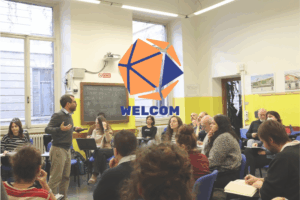 La prima lezione del corso WelCom - Manager del welfare di comunità. Immagine di copertina di un articolo di Secondo Welfare sul primo appuntamento di WelCom.