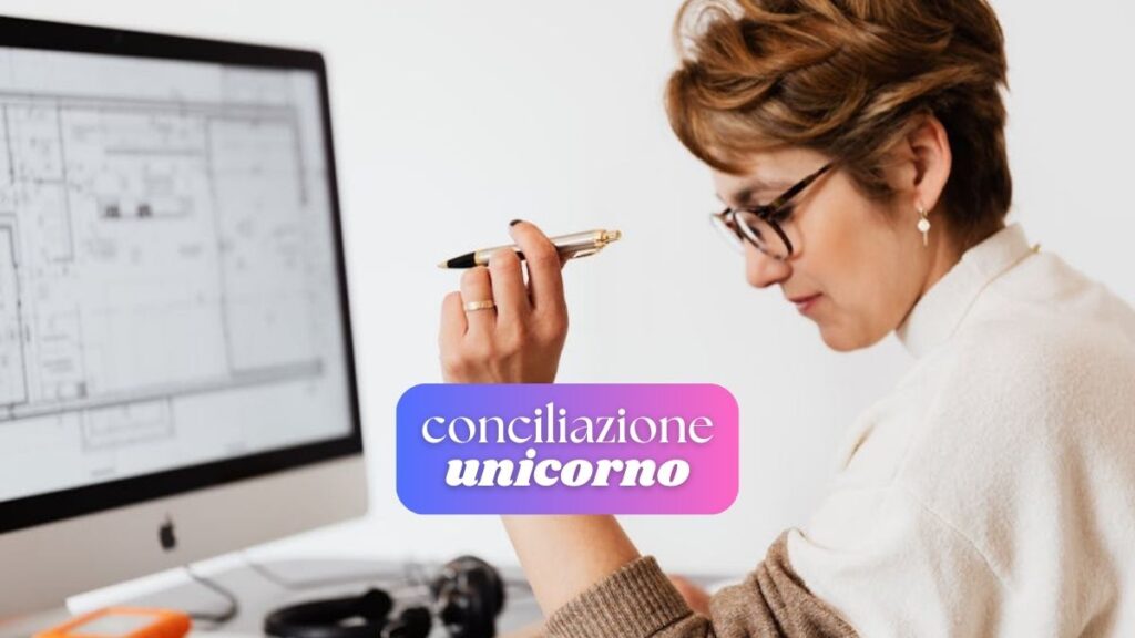 Una professionista in partita iva davanti a un computer. Immagine di copertina dell'articolo "Tanta flessibilità, ma poca conciliazione" di Secondo Welfare per la serie "Conciliazione Unicorno"