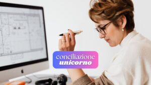 Una professionista in partita iva davanti a un computer. Immagine di copertina dell'articolo "Tanta flessibilità, ma poca conciliazione" di Secondo Welfare per la serie "Conciliazione Unicorno"