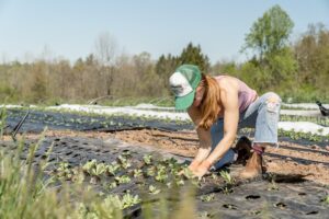 Donna che lavora in agricoltura. Immagine di copertina di un articolo di Secondo Welfare su l'impatto dei cambiamenti climatici sul lavoro, analizzando le sfide per i mercati, le condizioni e la qualità del lavoro, alla luce del rapporto Eurofound.