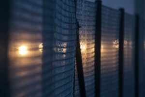 recinzione. Immagine di copertina di un articolo di Secondo Welfare sui bisogni delle donne migranti vulnerabili alle frontiere.